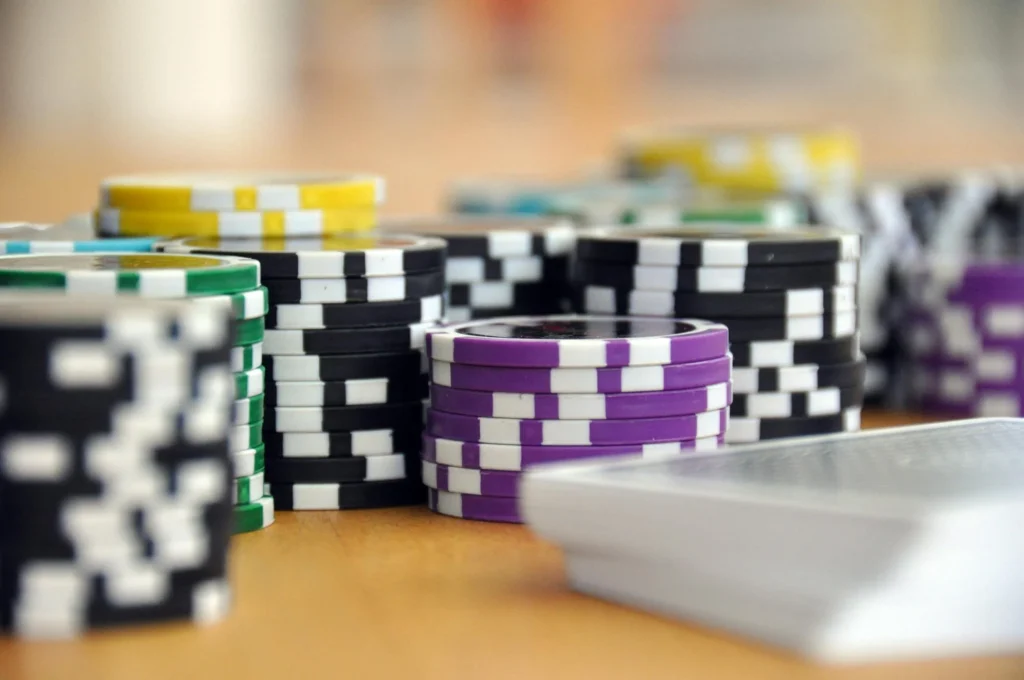 Neon Lights & Casino Nights: How Online Gambling Mimics the Club Scene